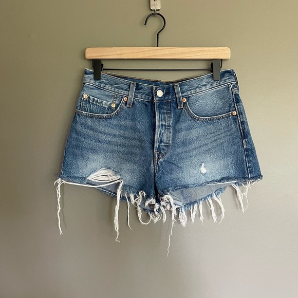 LEVI'S 501 Shorts Back To Your Heart Size 26 Cutoff Light Blue Rinse Distressed - Picture 3 of 16
